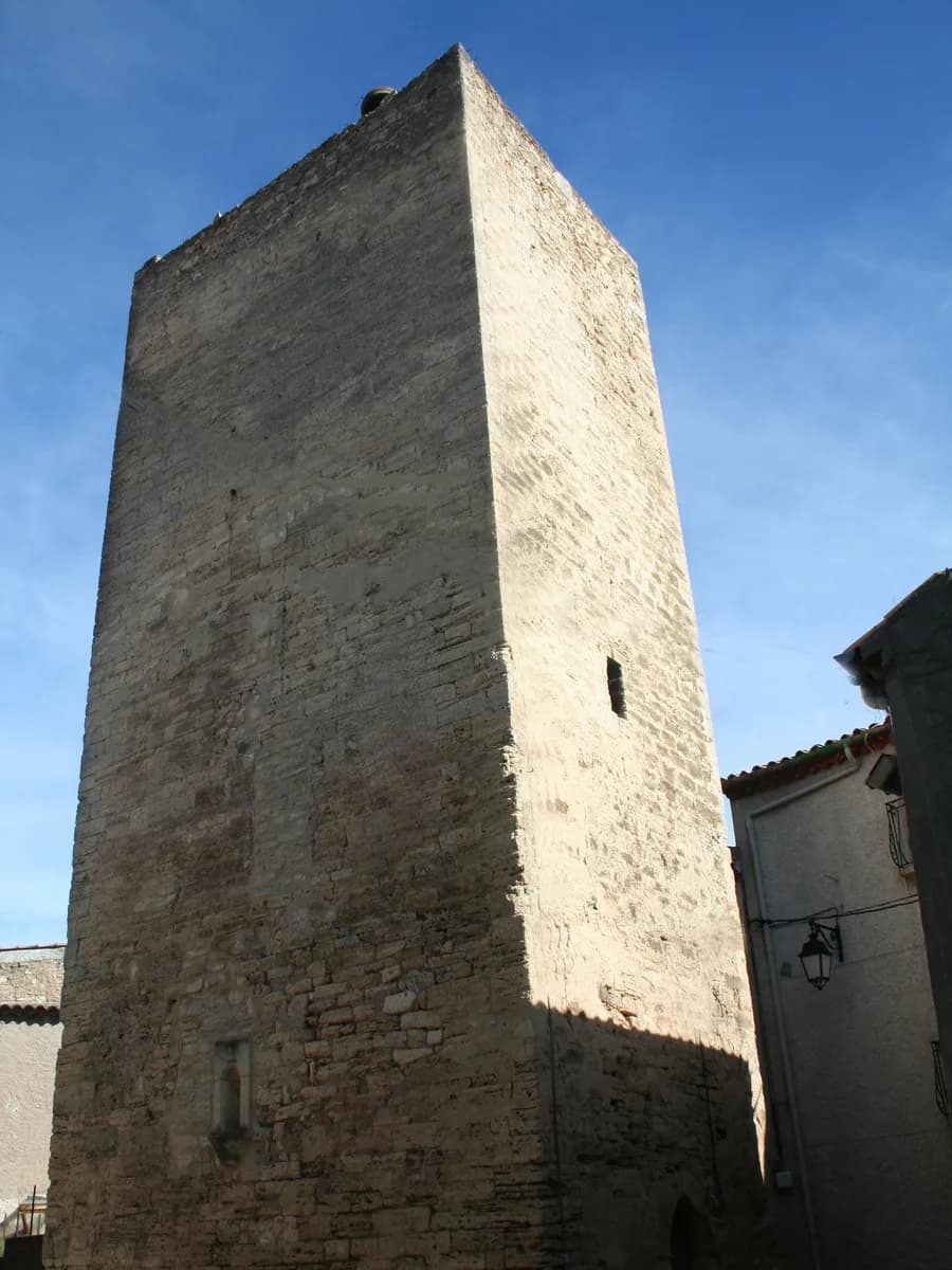 La tour médiévale du XIIᵉ siècle d'Alignan-du-Vent, ancien beffroi inscrit aux Monuments Historiques, dominant la circulade du village