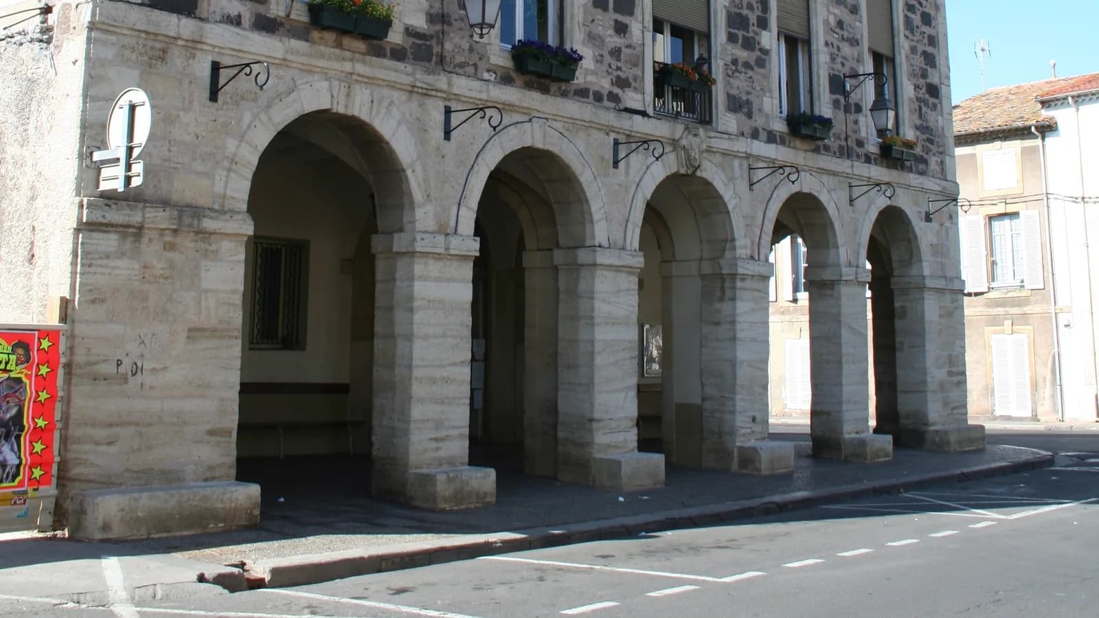 Hôtel de ville de Bessan dans l'Hérault, façade en pierre claire au cœur du village