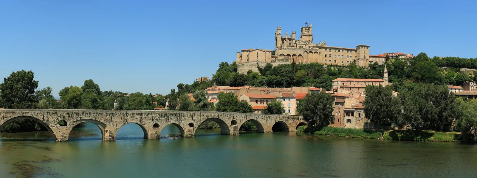Vue de Béziers depuis l'Orb avec la cathédrale Saint-Nazaire et le Pont-Vieux, ville d'origine de nombreux joueurs accueillis chaque jeudi par le club DSL à Roujan