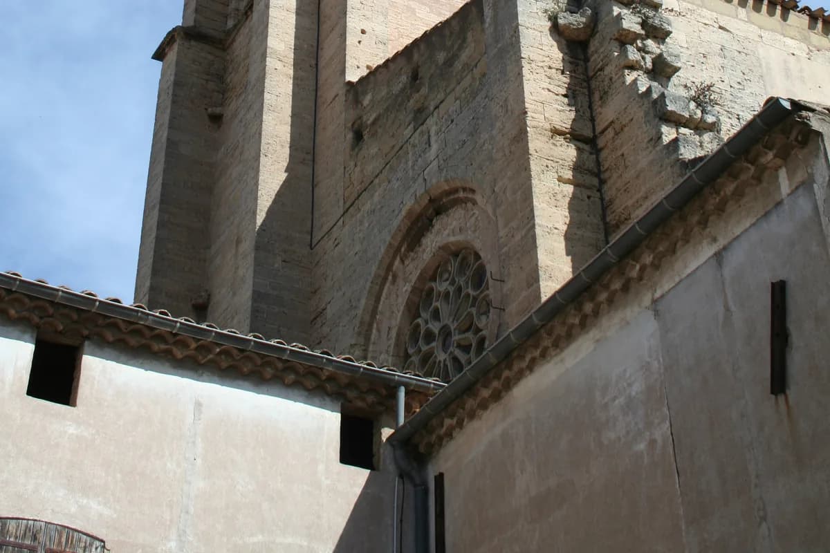 Clocher de l'église fortifiée Saint-André de Montagnac dans l'Hérault, exemple d'architecture gothique méridional du village languedocien