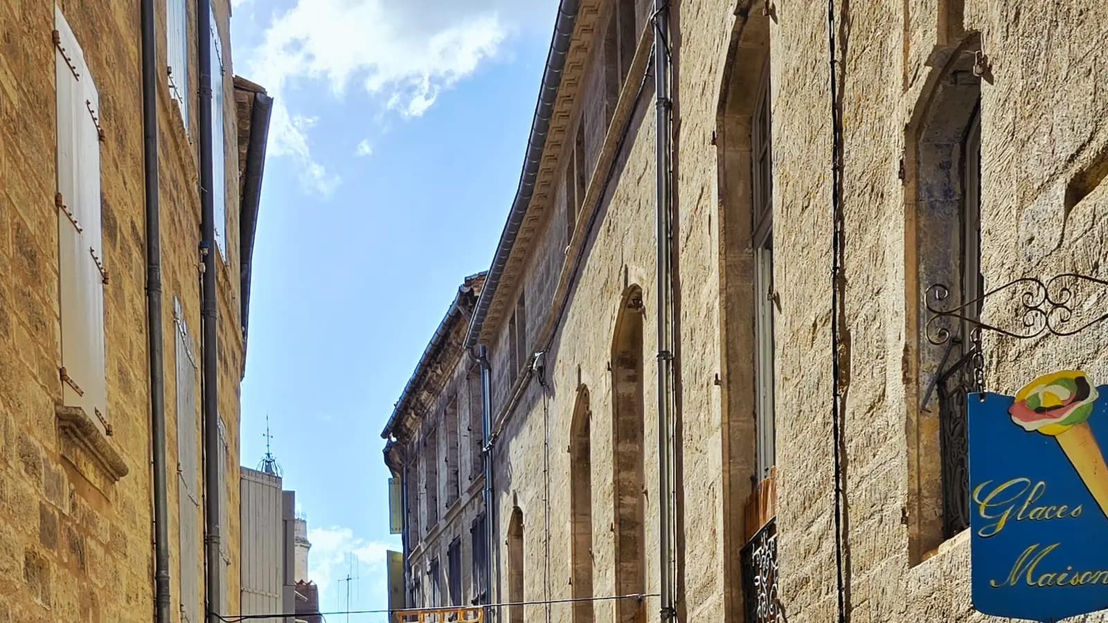 Ruelle pavée du centre historique de Pézenas avec ses façades en pierre, dans la vieille ville classée de l'Hérault