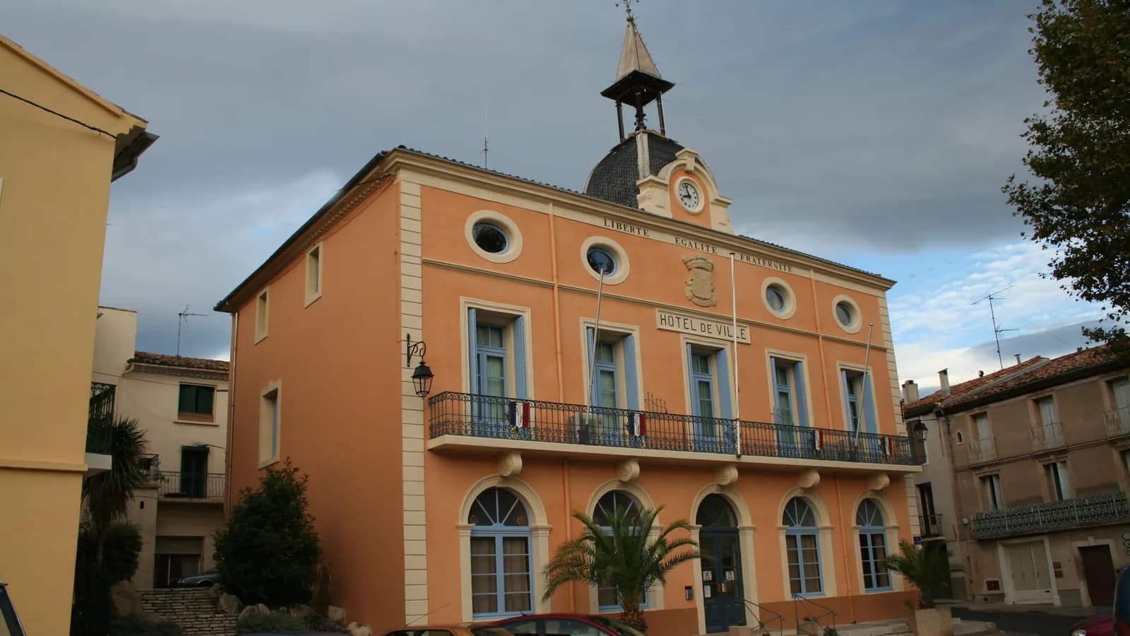 L'hôtel de ville de Roujan, sur la place de la Mairie, à quelques pas de la Salle du Peuple où se réunit DSL