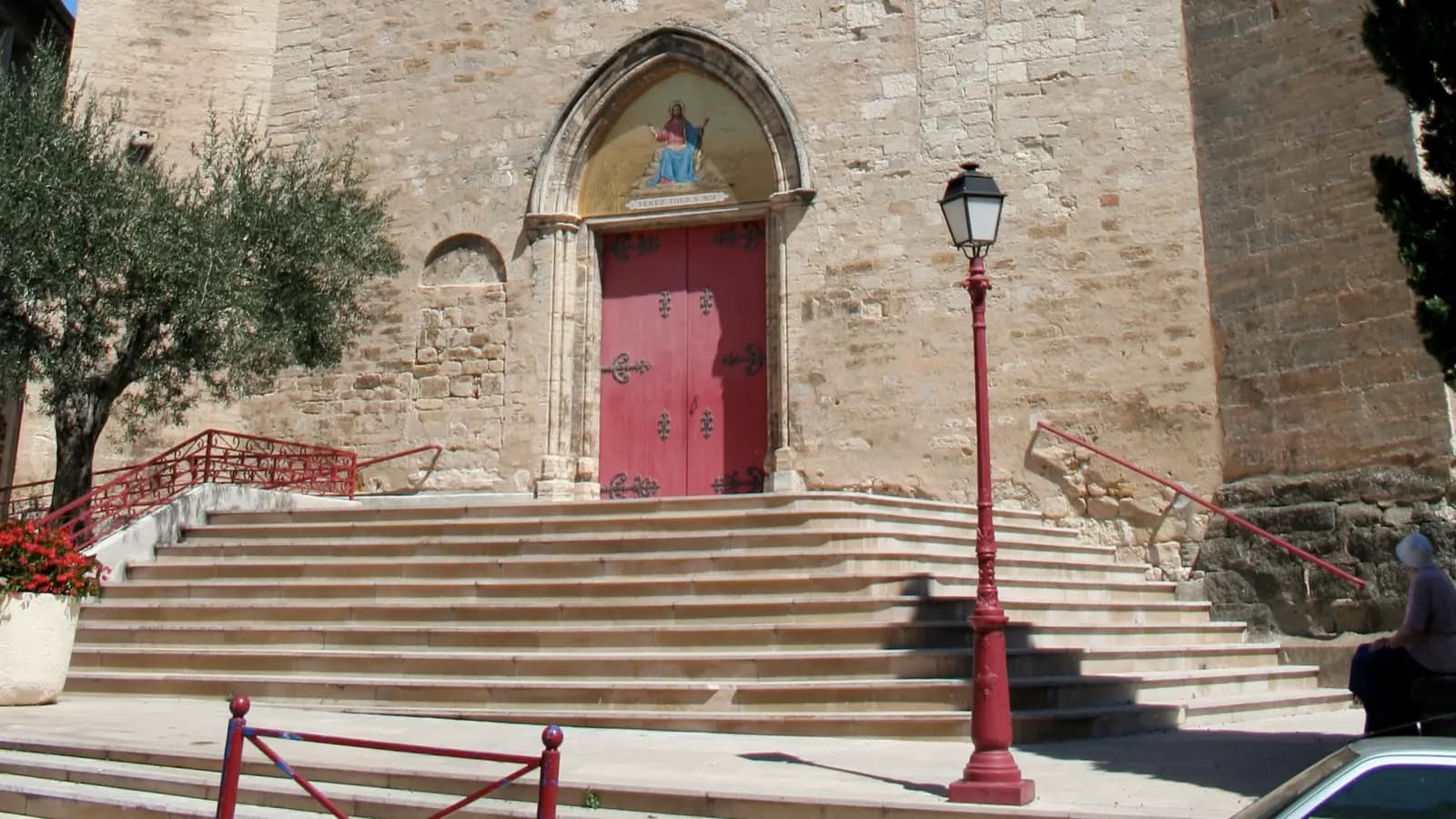 Façade de l'église paroissiale du village de Servian dans l'Hérault, patrimoine médiéval typique du sud du département