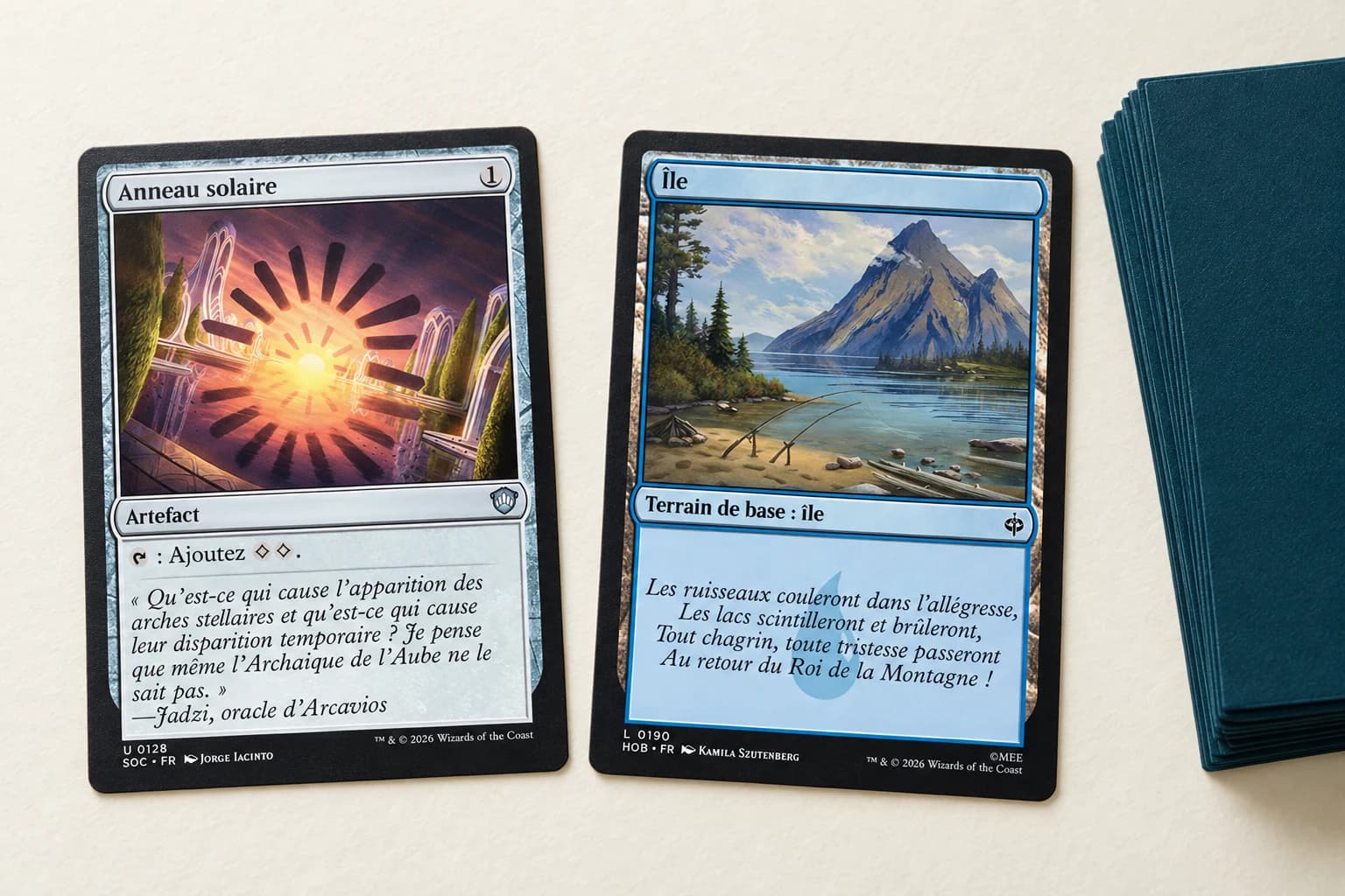 Illustration de Magic : les cartes Anneau solaire et Île en français, à côté d’un paquet de cartes.