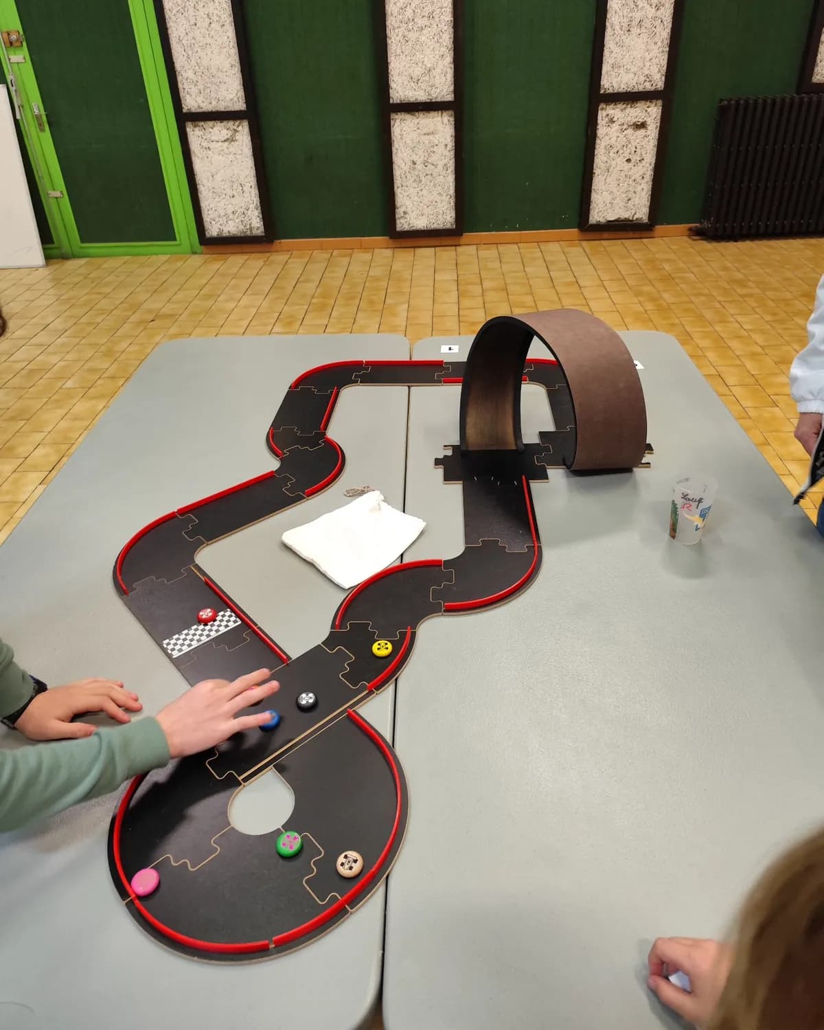 Circuit de Pitch Car avec looping monté sur deux tables pendant une soirée jeux de DSL
