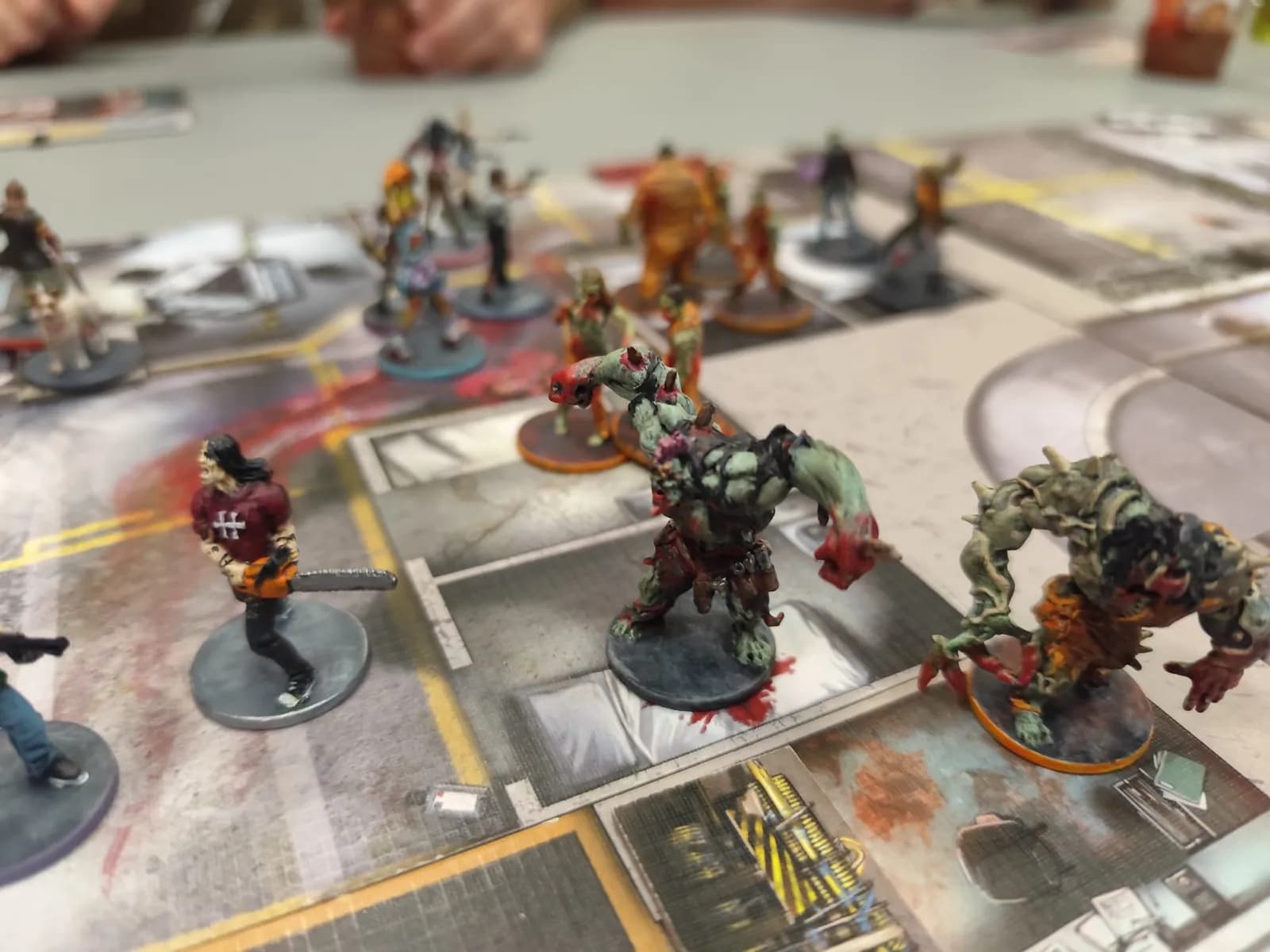 Figurines peintes de Zombicide sur le plateau pendant une soirée jeux de DSL